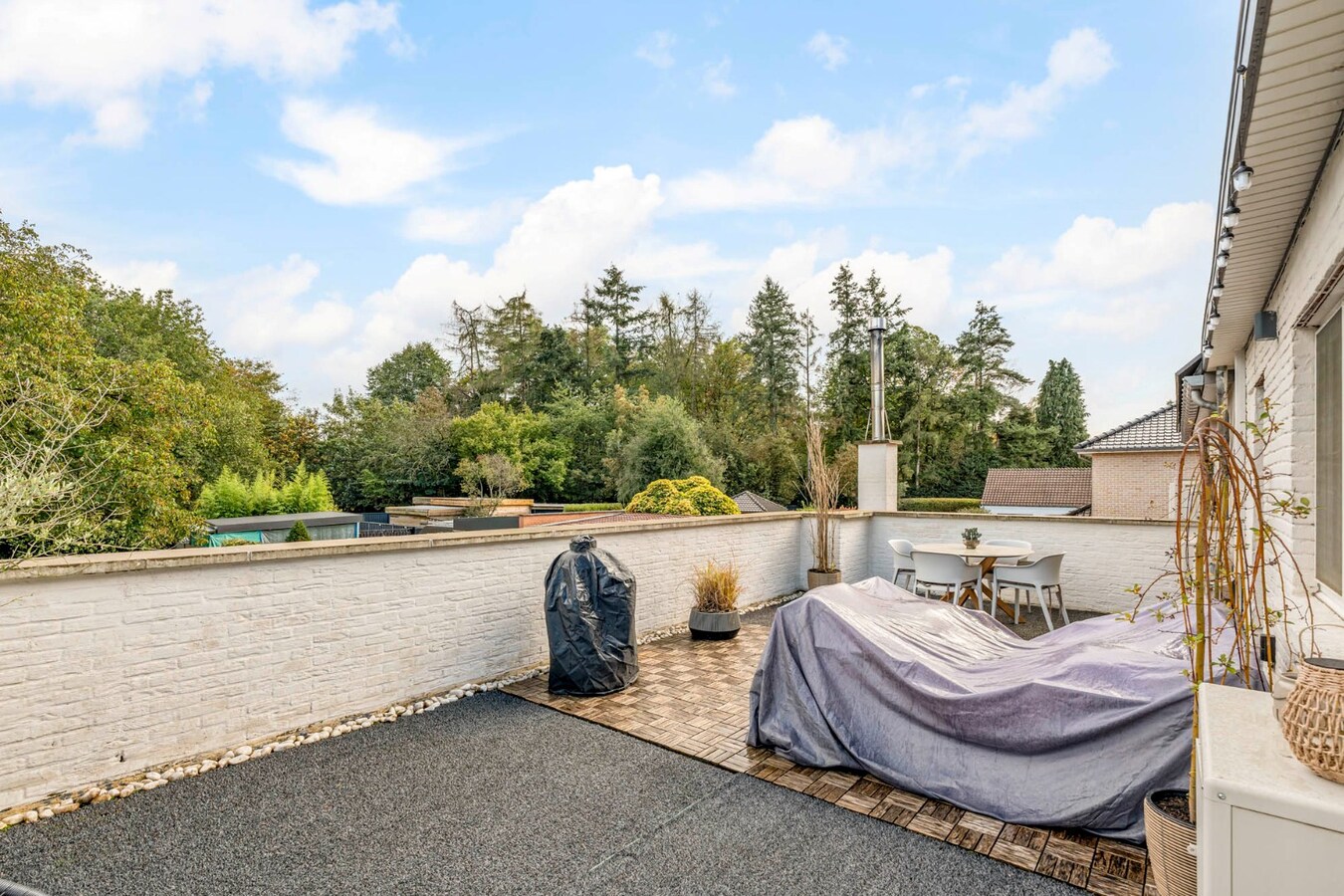 Comfortabel, mooi gerenoveerd duplex-appartement mét ruim terras en carport! 