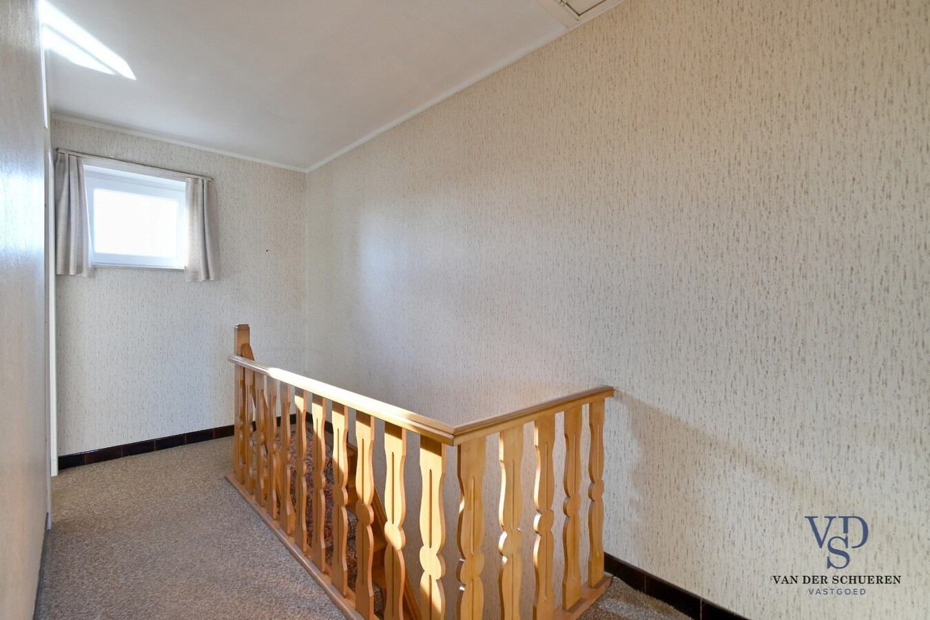 Degelijke, ruime woning (op te frissen). 