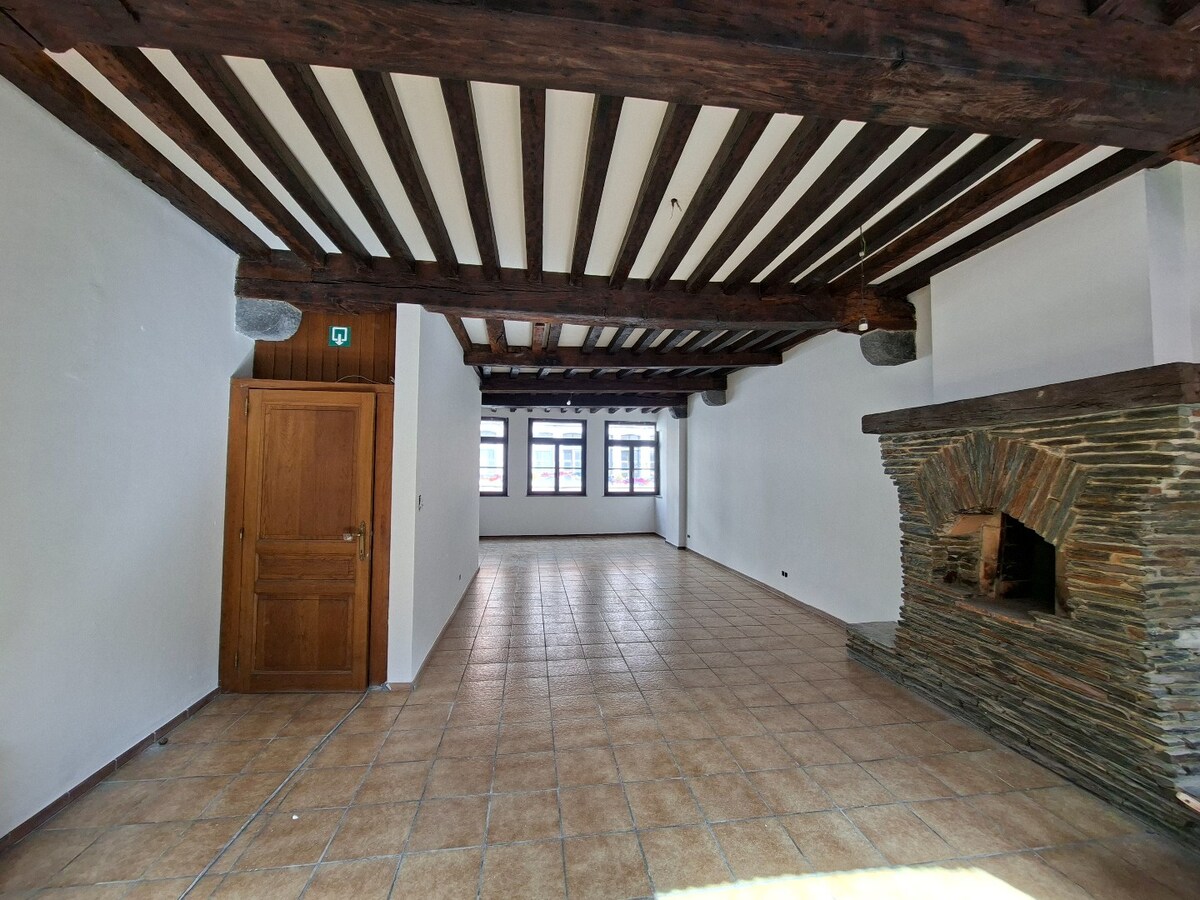 Tournai Coeur Cathédrale bel immeuble mixte 