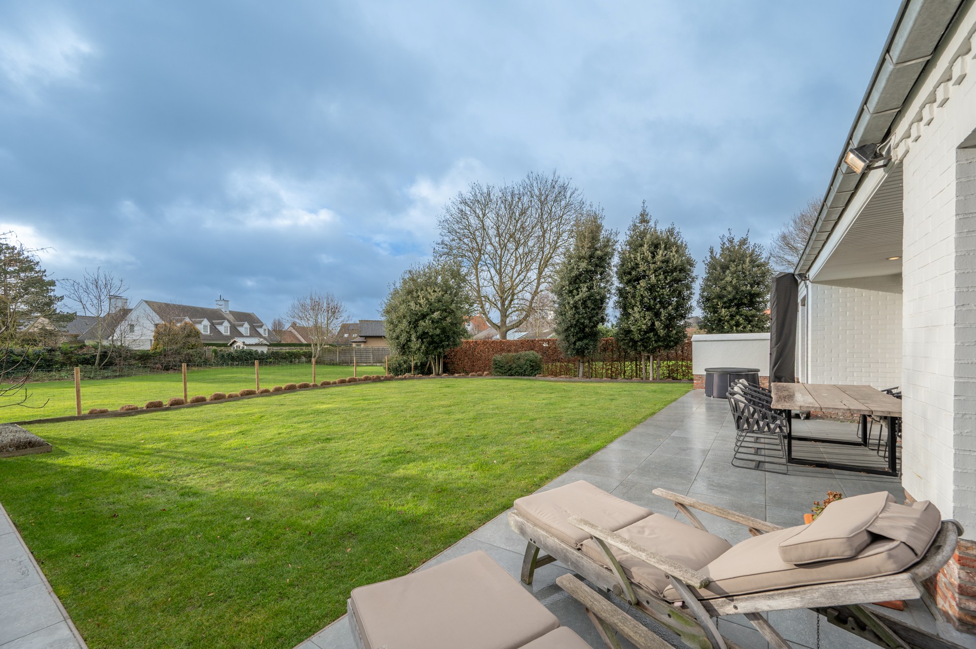 prachtig gerenoveerde alleenstaande villa geniet van een uitstekende centrale ligging, op slechts enkele minuten van het centrum van Knokke. 