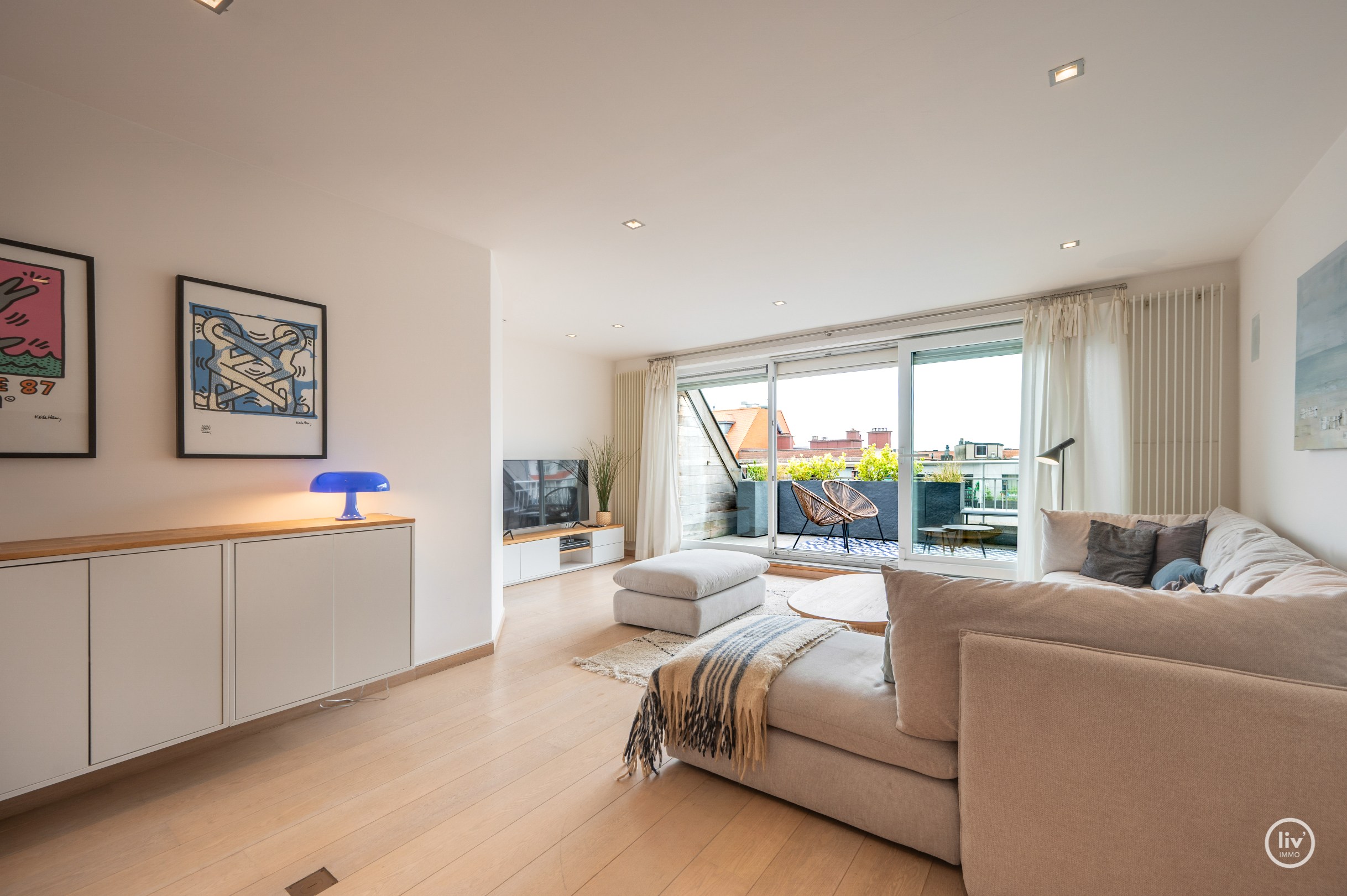 Zuidgericht en tevens instapklaar 4-slaapkamer appartement (159m2!) voorzien van 2 ruime terrassen met mogelijkheid tot aankoop van een XL-garagebox. 