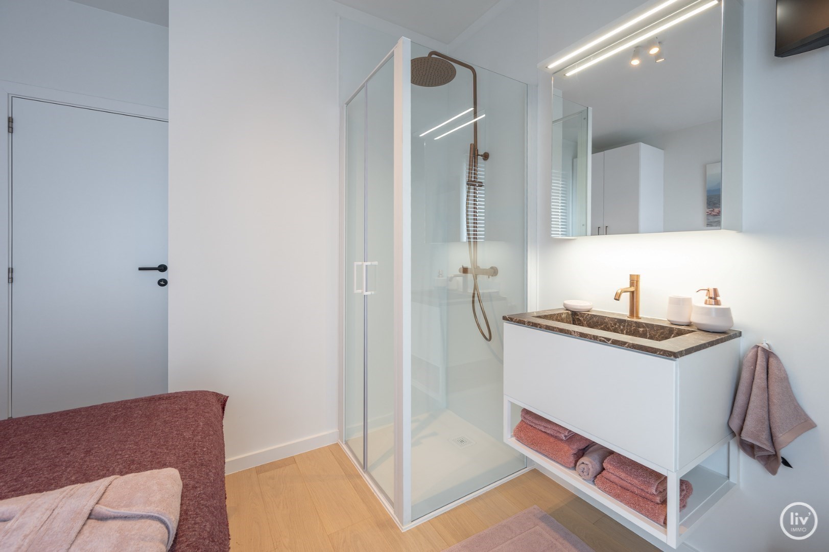 Volledig gerenoveerd 2 slaapkamer-appartement met een magnifiek OPEN ZICHT over de villa's te Churchilllaan. 