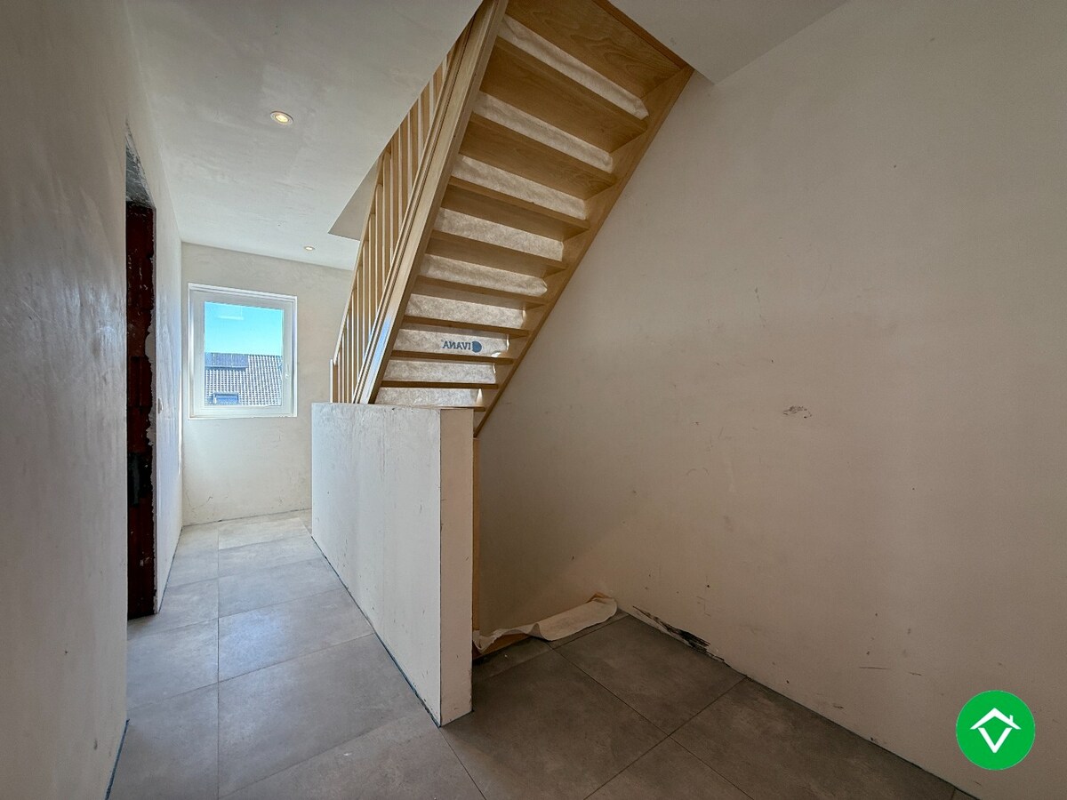 Centraal gelegen nieuwbouwwoning met 3 slaapkamers, tuin en overdekte autostaanplaats 