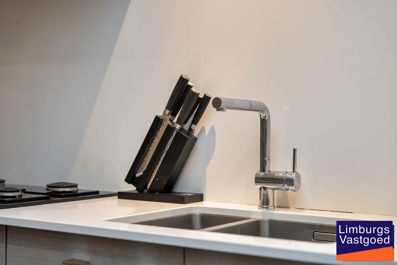 Stadswoning met 4 slpk, zuidgerichte tuin en garage, nabij kleine ring, station en Vredespark 