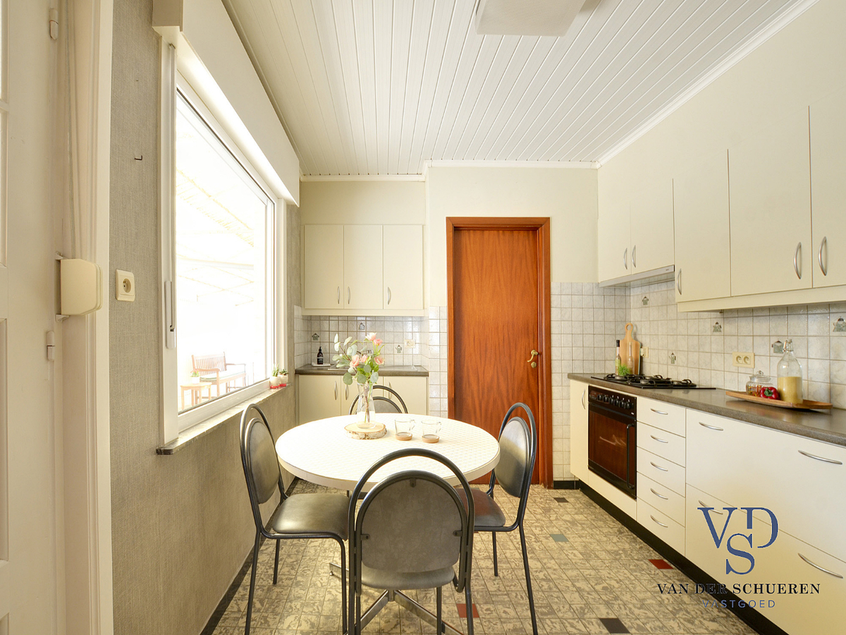 Degelijke woning met tuin en afz. garage. 