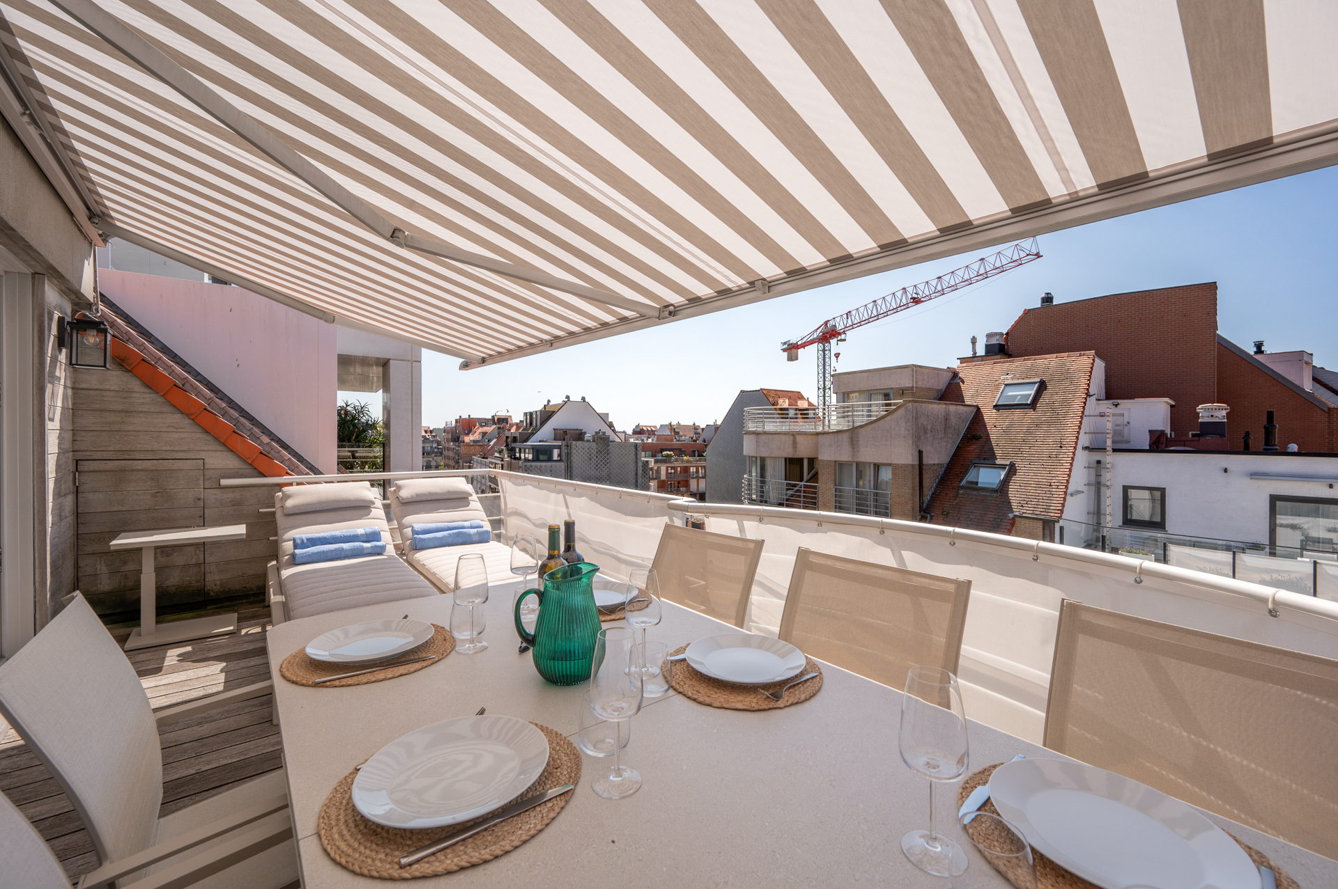 Exclusif duplex penthouse avec 3 chambres et terrasse ensoleillée, situé dans un emplacement de choix près de la place Rubens et de la mer. 