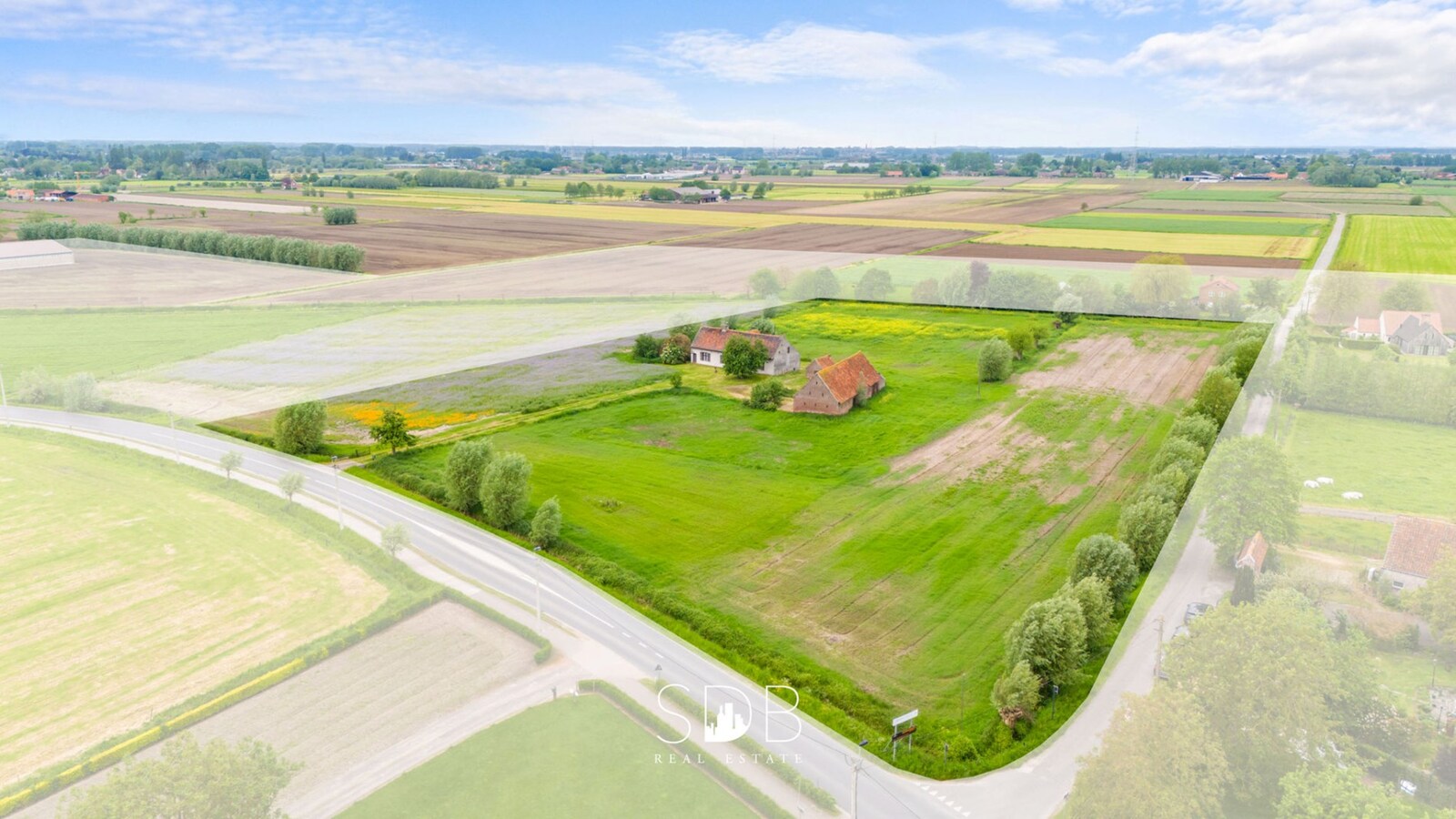 Prachtige hofstede met hoeve, bakhuisje, schuur en graslanden op circa 2,2 HA 