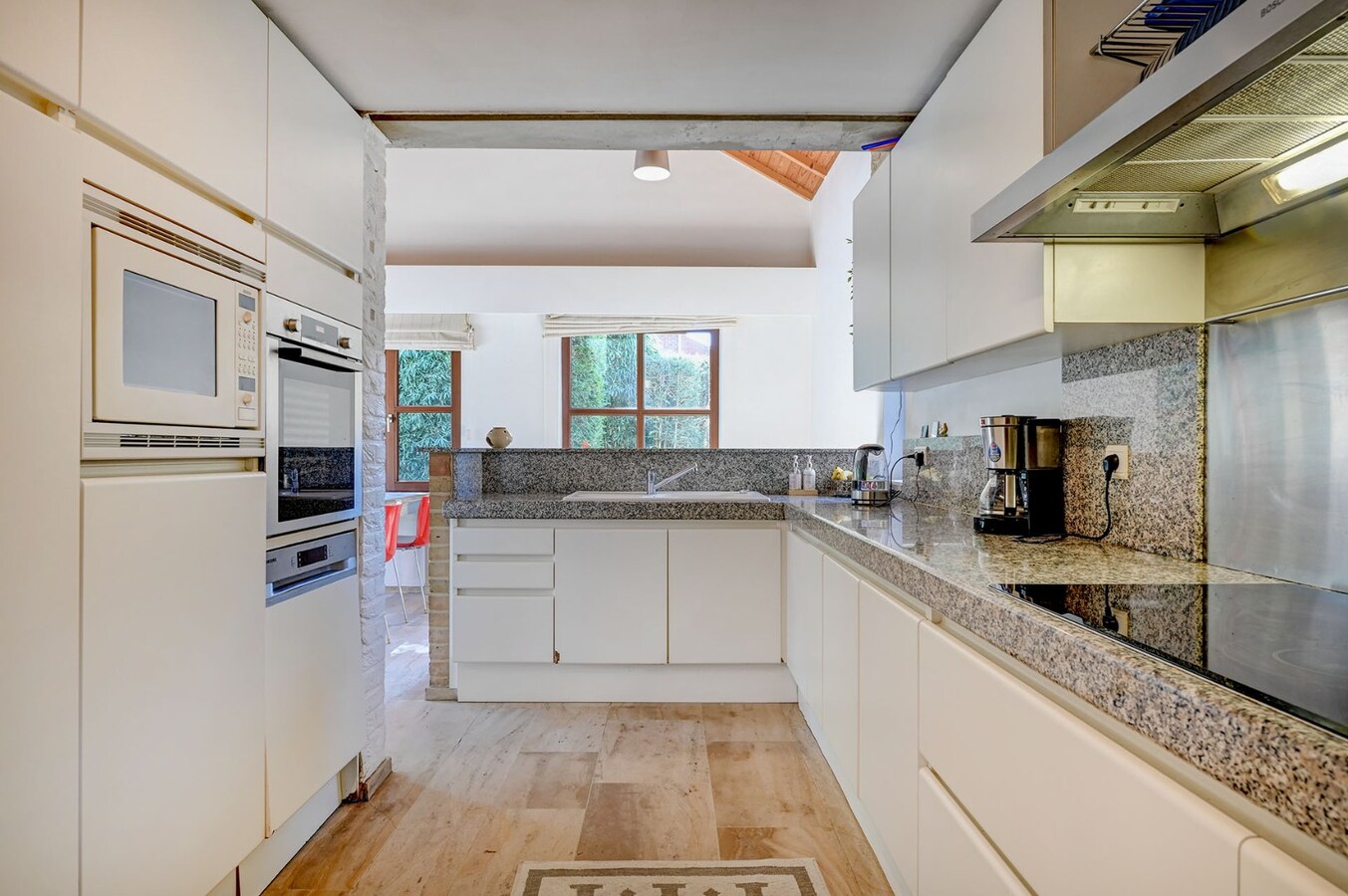 Uitzonderlijk kantoorgebouw met woonst 