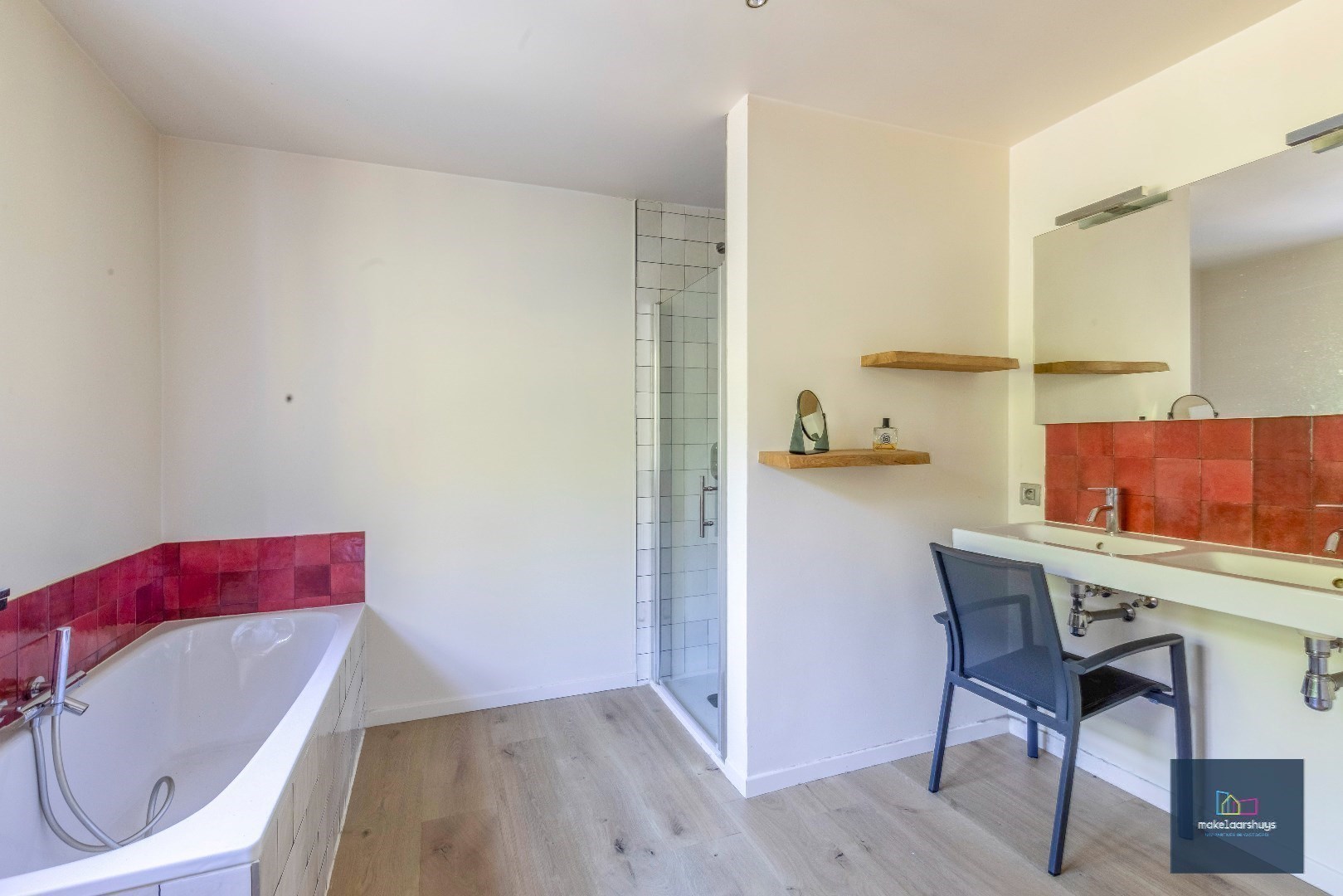 Halfopen bebouwing met zuidertuin en parkeergelegenheid nabij centrum Destelbergen 