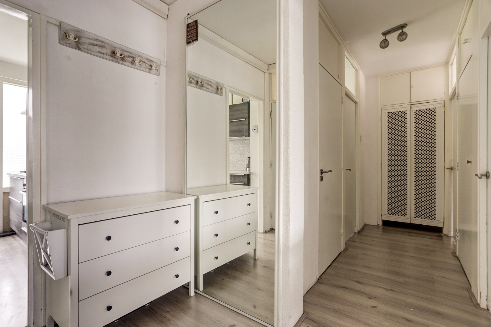 In "Het Lage Land" gelegen 4-kamer appartement met 3, slaapkamers, moderne keuken, 2 balkons,  berging in de onderbouw en gelegen op eigen grond! 