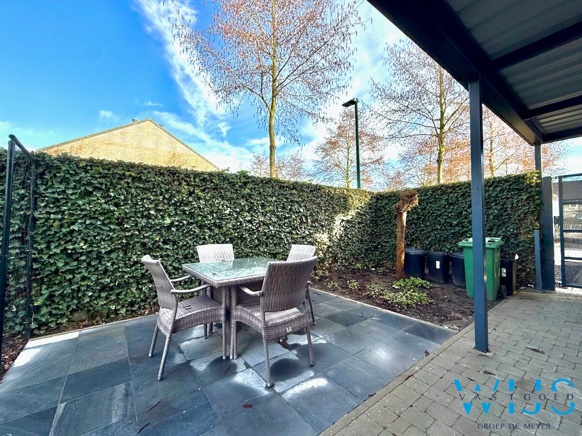 Enorm energiezuinig woonhuis in halfopen bebouwing te Eeklo ! 