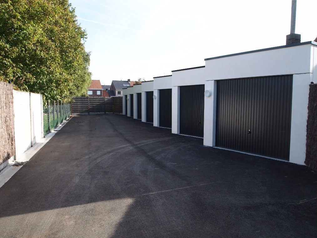 Verzorgd appartement met 2 slaapkamers, terras en garage. 