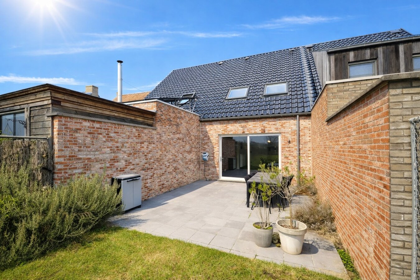 Recente woning (bouwjaar 2013) met grote tuin in doodlopende straat ! 