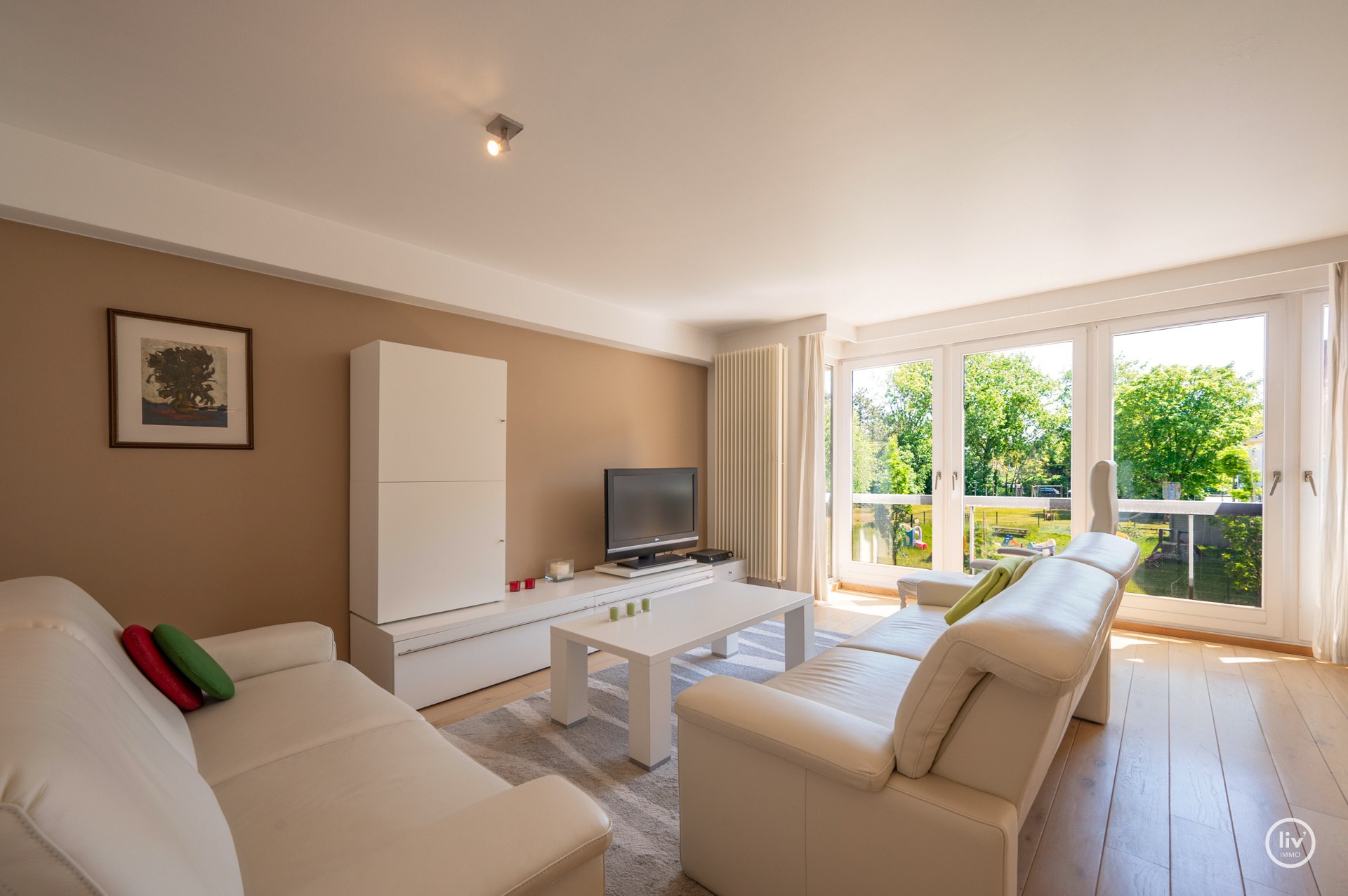 Instapklaar 2-slaapkamerappartement  gelegen te Piers de Raveschootlaan, vlakbij de Lippenslaan. 