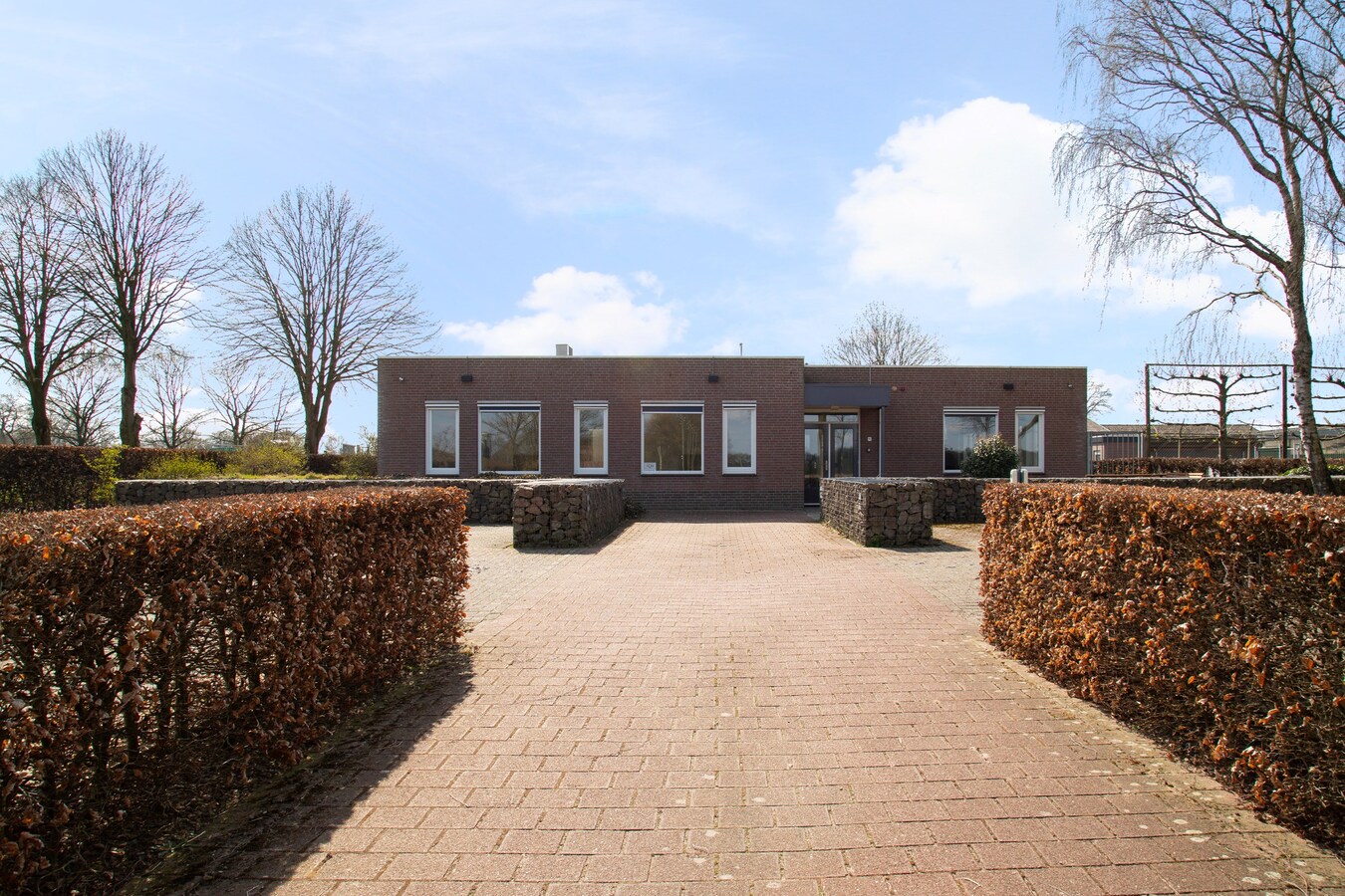 Vrijstaande representatieve kantoorruimte van circa 342 m2 met ruim voldoende parkeergelegenheid. (circa 20 plaatsen) 