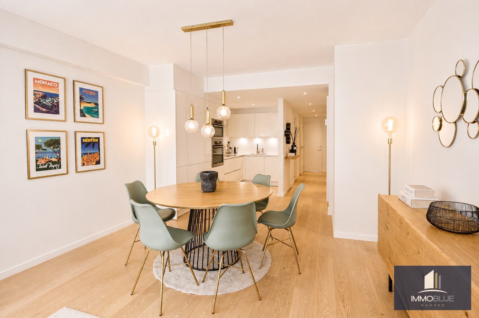 Appartement prêt à emménager avec deux chambres à coucher de belle superficie, idéalement situé au centre. 