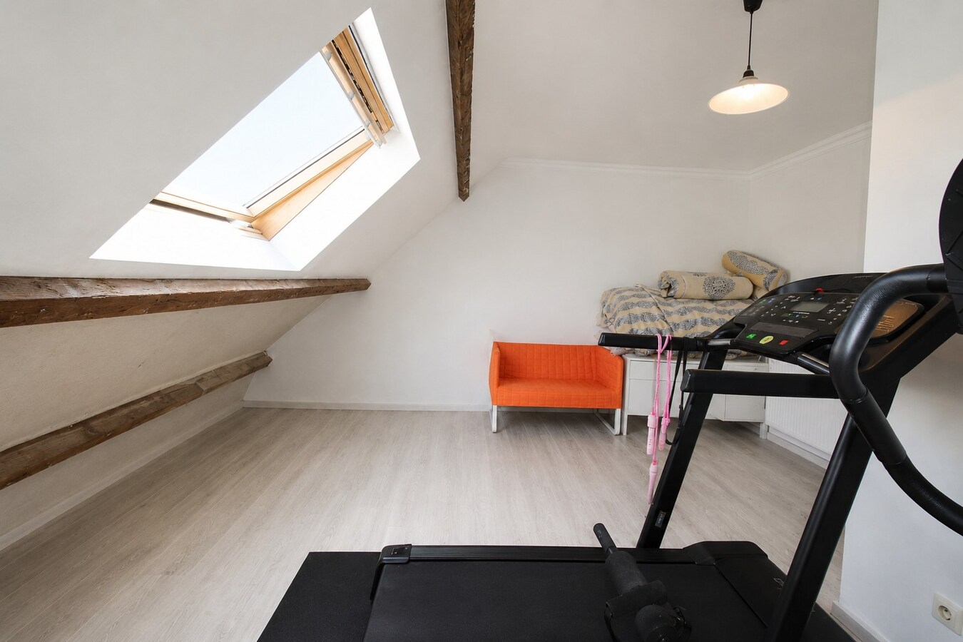 Uitzonderlijk ruime en centraal gelegen stadswoning met EPC-label B, 6 slaapkamers, tuin en terras in Sint-Niklaas! 