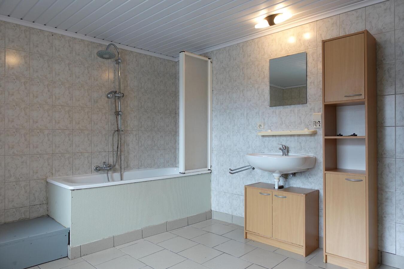 Ruime, op te knappen woning in centrum Zerkegem 