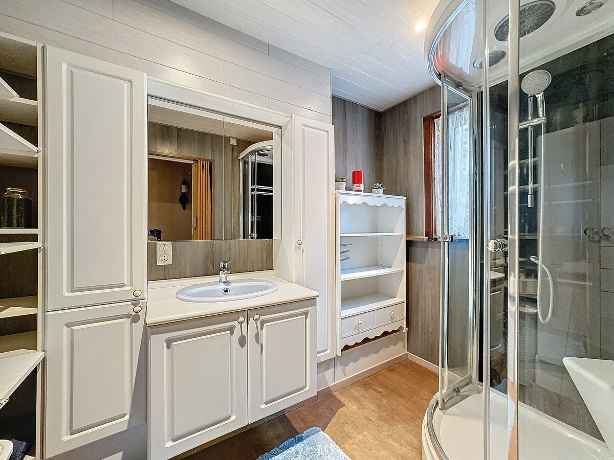 Seventies laagbouw met 2 garages en tuin te Erwetegem 