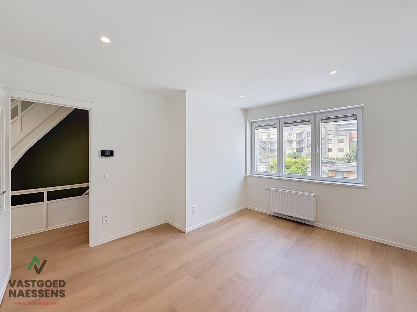 VOLLEDIG GERENOVEERDE 5 SLPK WONING – 2 BADKAMERS – ZONNIGE ZW-TUIN 