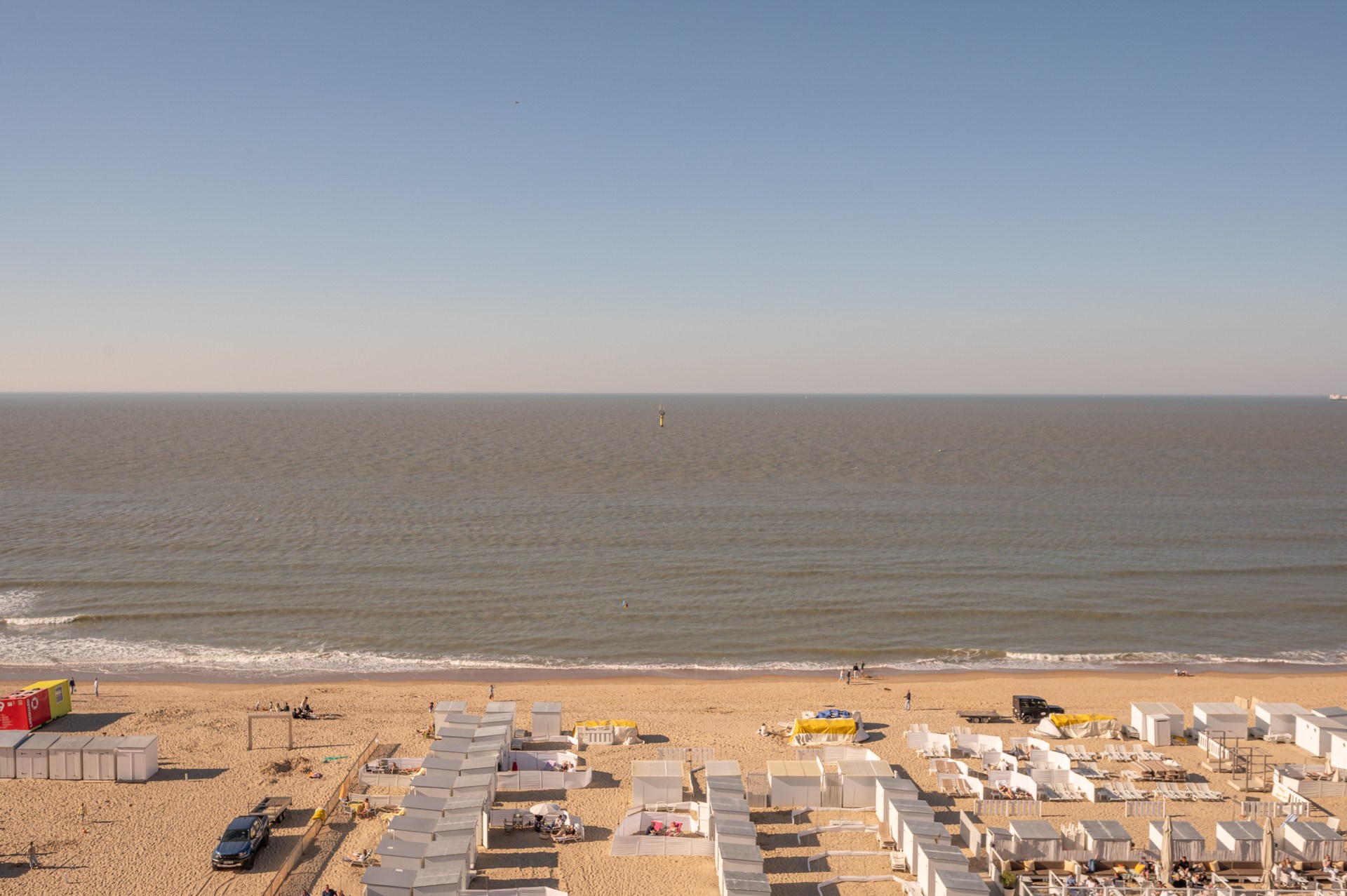 Prachtig gerenoveerd en instapklaar appartement met 3 slaapkamers en frontaal zeezicht, gelegen in een prestigieuze residentie op de zeedijk in het Zoute. 