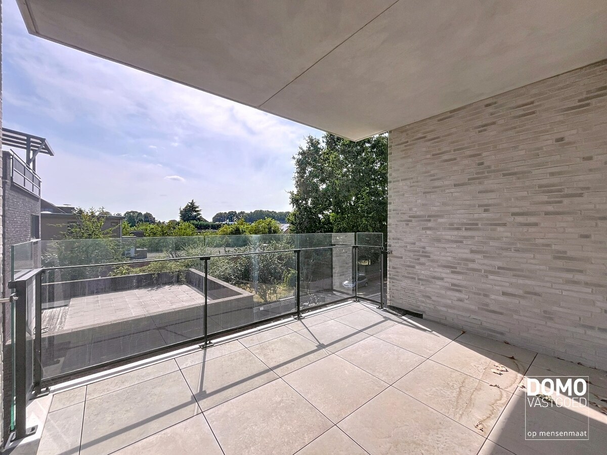 NIEUWBOUWAPPARTEMENT MET 2 SLAAPKAMERS, RUIM TERRAS, ONDERGRONDSE AUTOSTANDPLAATS EN KELDERBERGING IN MAASMECHELEN 