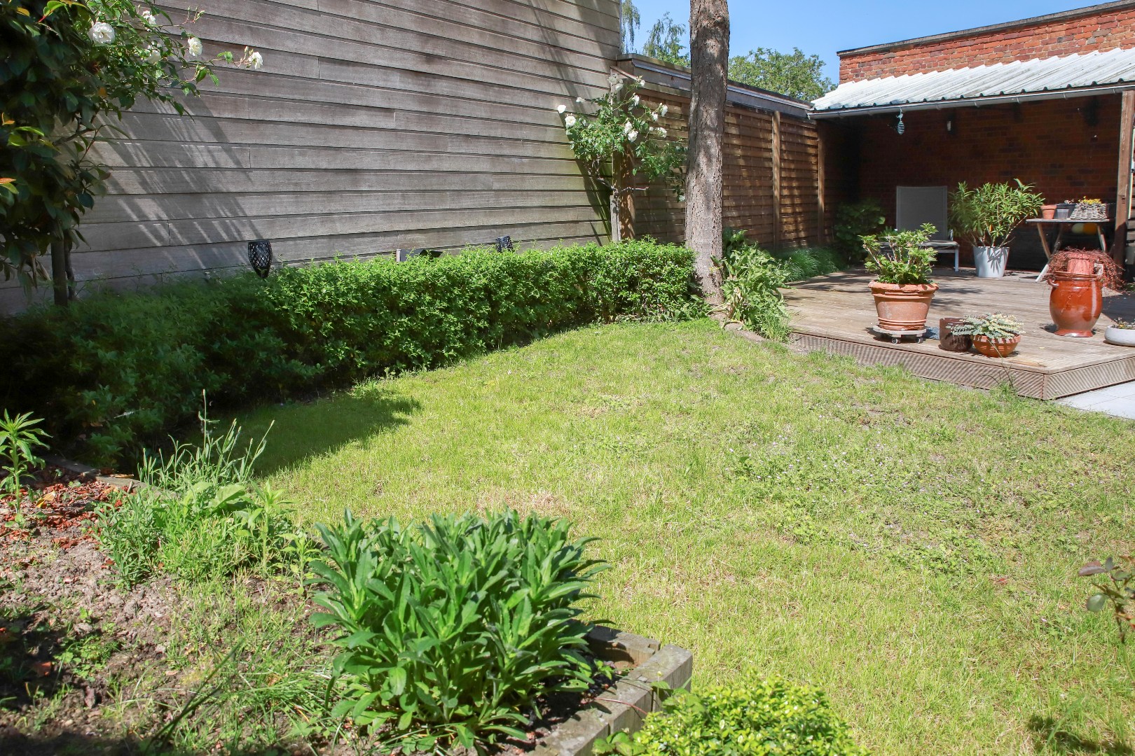 Ruime, goed gelegen hoekwoning met garage en tuin 