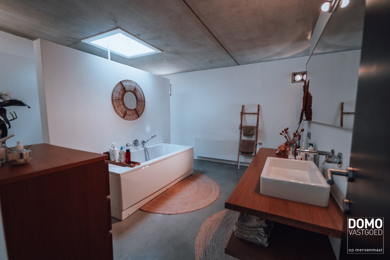 UNIEKE HALF OPEN WONING IN INDUSTRIËLE LOOK MET 3 SLAAPKAMERS, 2 BADKAMERS EN TUIN GELEGEN TE HASSELT 