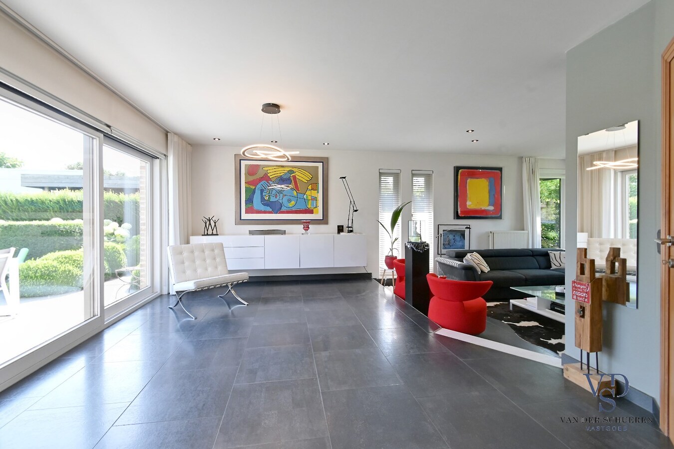 Tijdloze villa met zwembad in residentiële wijk 