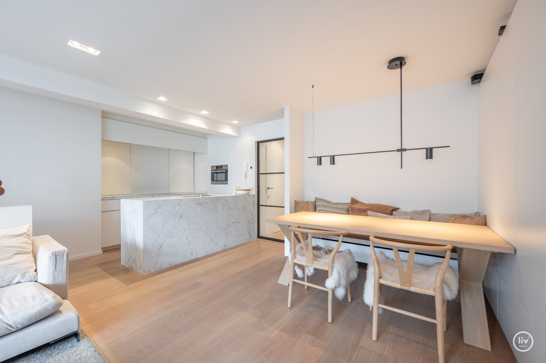 Bel appartement rénové, spacieux avec 2 chambres et une belle largeur de façade, situé au centre de l'avenue Lippens à Knokke. 