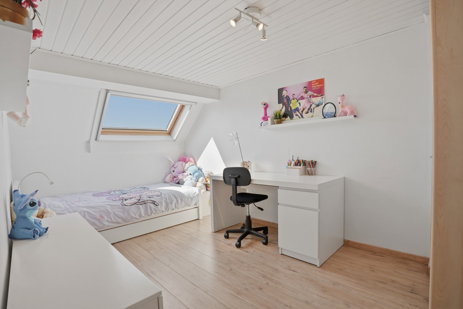 Instapklare open bebouwing met 5 slaapkamers op 1919m² te Merkem. 