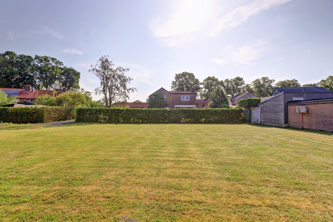 Vrijstaande woning met vijf slaapkamers, garage en royale tuin 