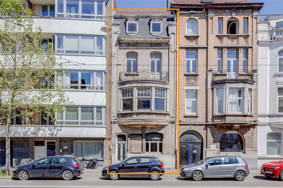 Te renoveren Art Deco herenwoning nabij station 