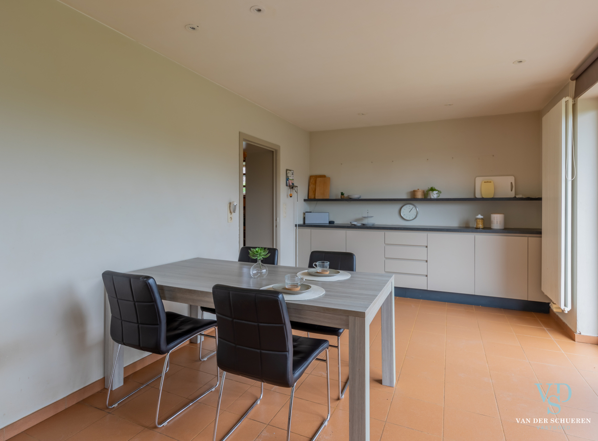 Authentieke herenwoning met atelier / bureau's. 