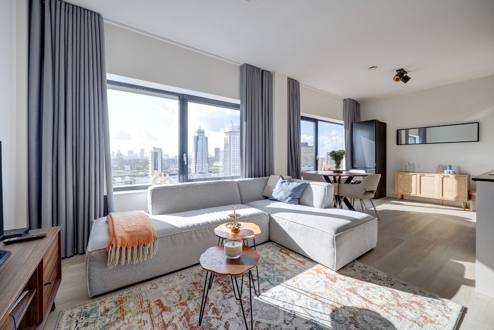 Energiezuinig en instapklare studio met energielabel A, moderne keuken en badkamer en uitzicht op de skyline van Rotterdam. 