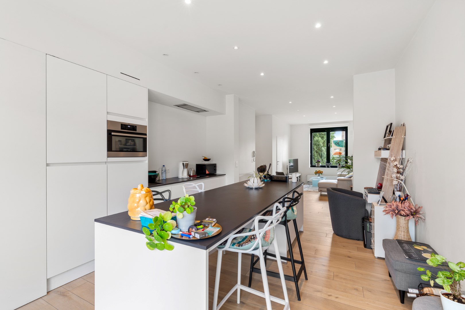 Magnifique appartement de 2 chambres avec terrasse ensoleillée, à proximité du centre. 