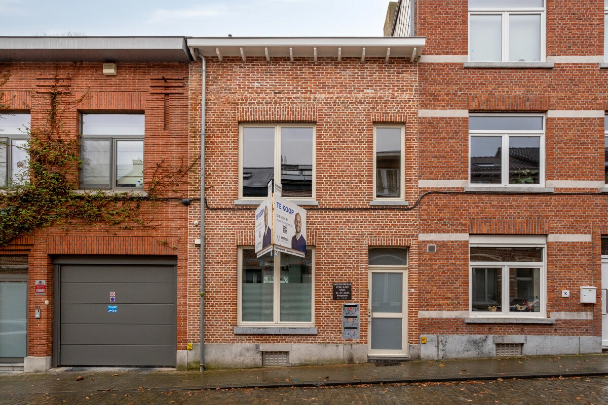 Uniek opbrengstpand met 1 appartement en 2 studentenkamers in centrum Leuven!  – EPC label B - bewoonbare opp. 227 m² 