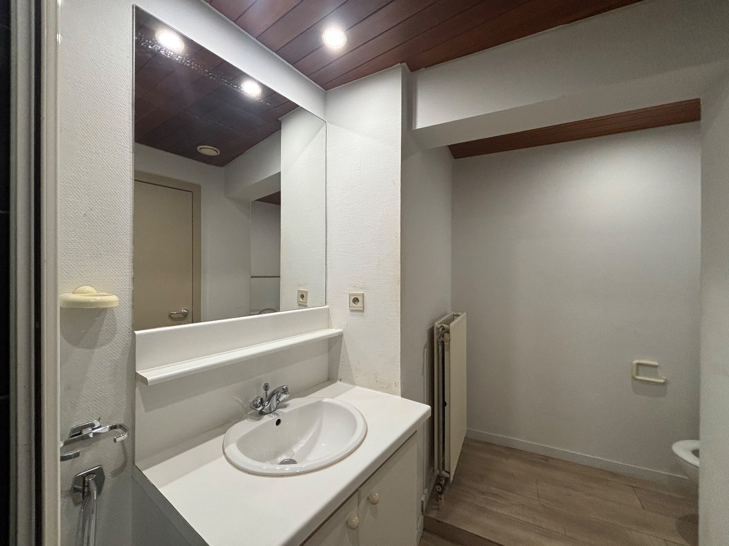 Opbrengsteigendom met 7 appartementen &amp; ruim handelspand in Mol-centrum 