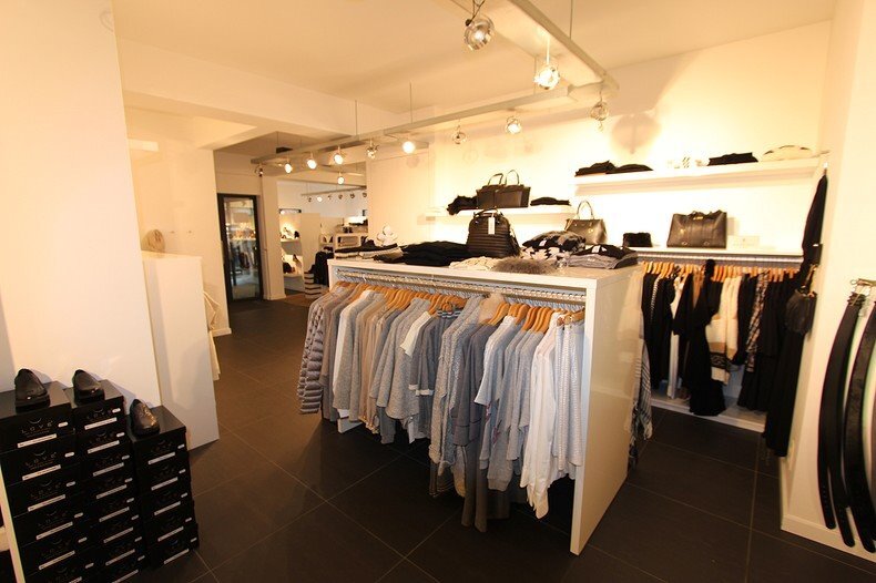 Volledig vernieuwd handelspand met mooi breed etalageraam in het centrum van Koekelare 