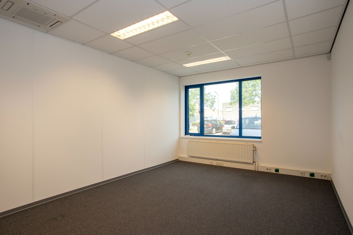 Representatief kantoorpand met 11 kantoorruimtes en circa 20 parkeerplaatsen te huur. 