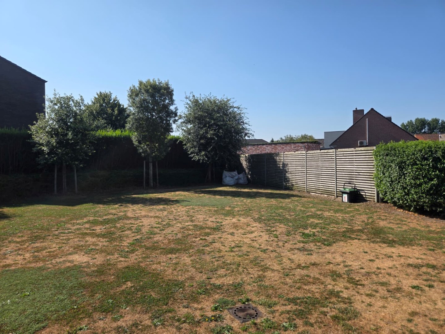 Ruime en recente halfopen bebouwing met 3 slaapkamers, carport en ruime tuin 