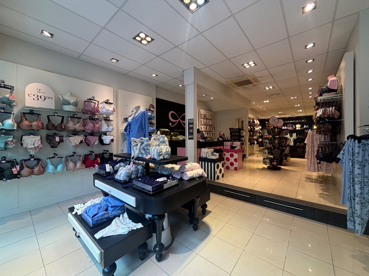 Handelshuis met 2 garages op topligging in centrum van Mol 