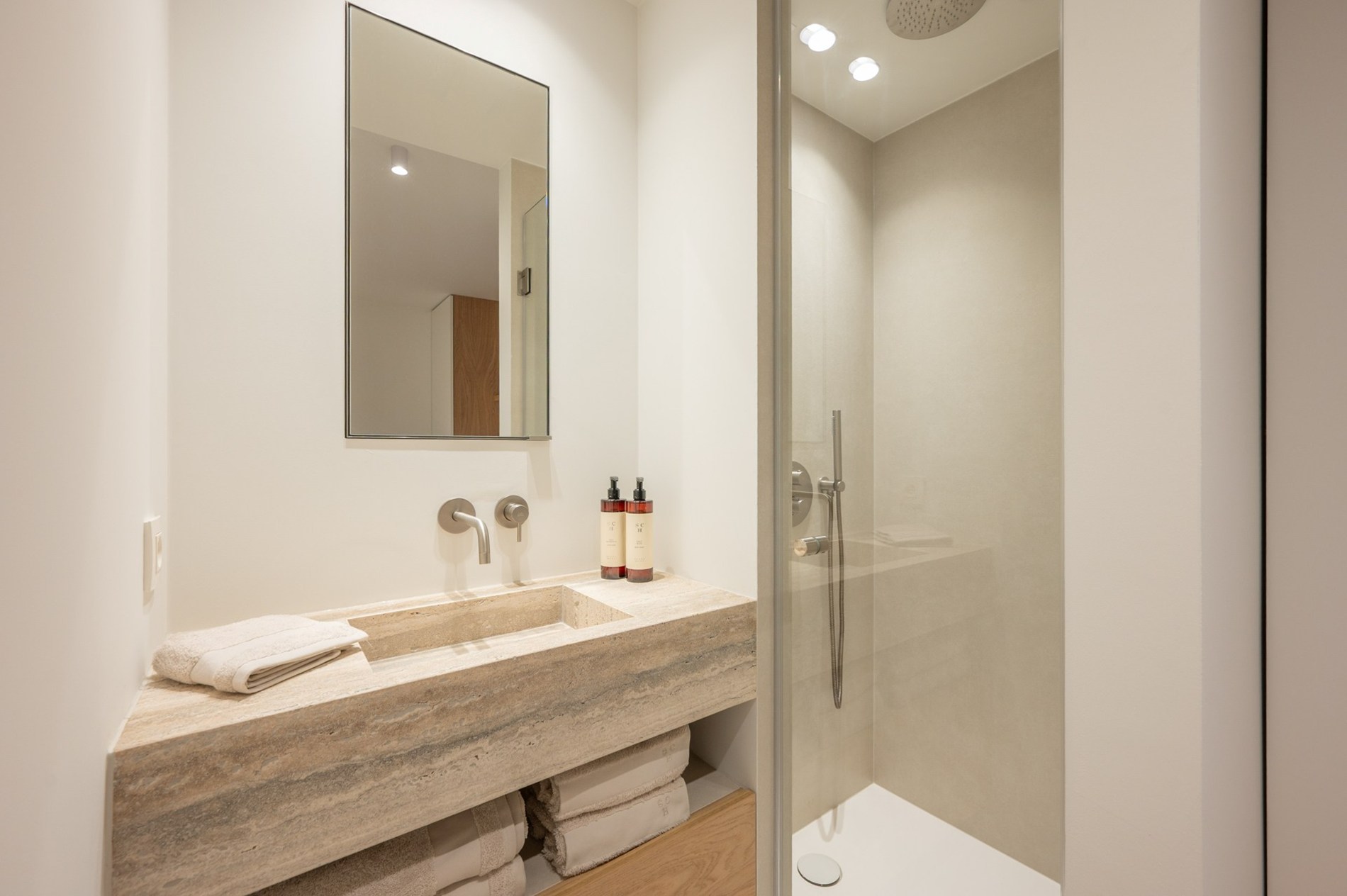 Appartement exclusivement rénové avec 3 chambres à vendre près de la plage d'Albert et de la place de la Lumière. 