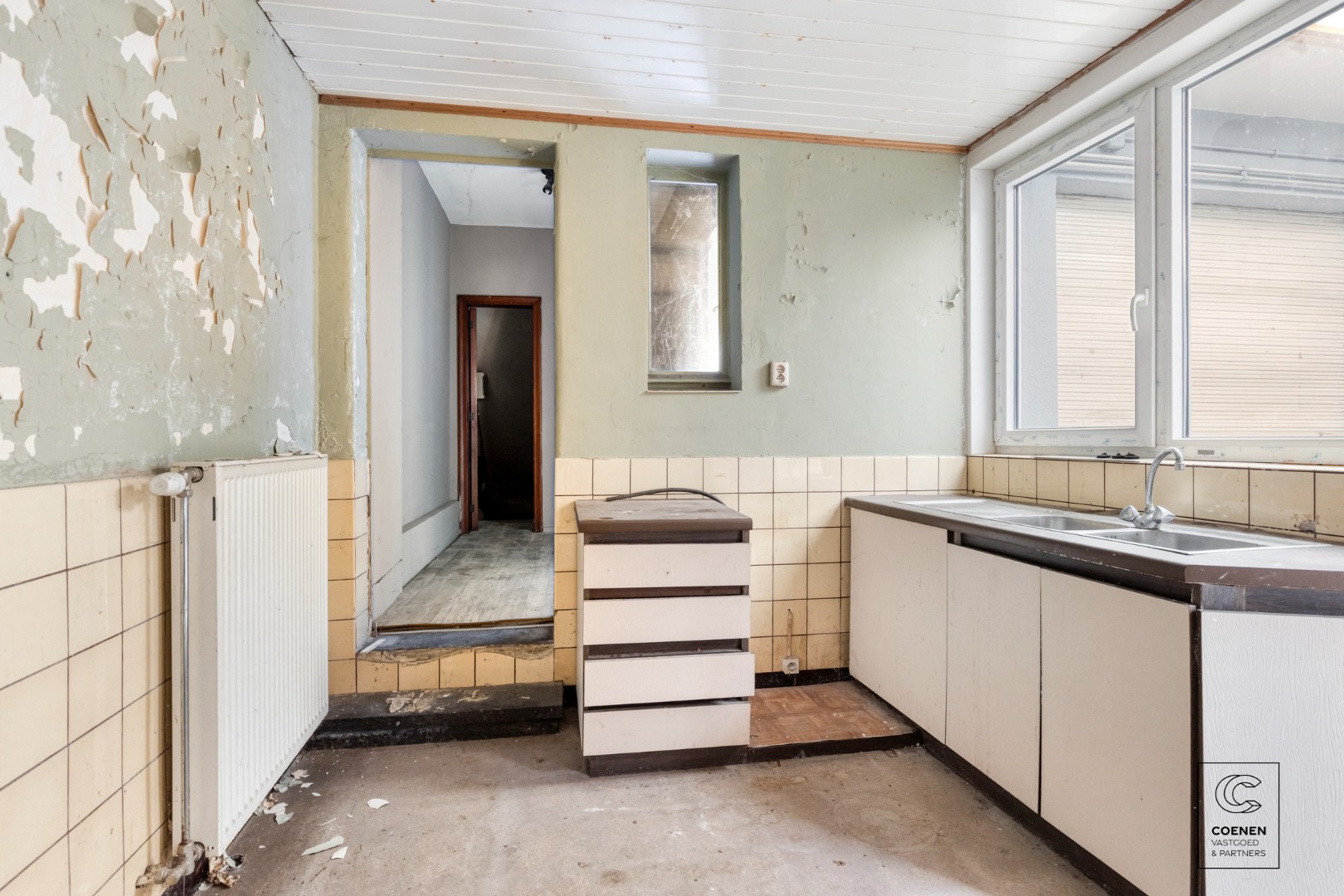 Te renoveren appartement met handelsruimte op een gunstige locatie te Kessel! 