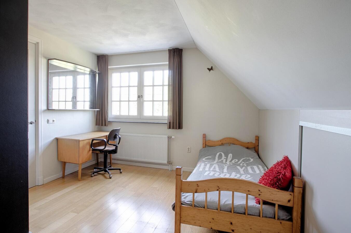 Luxe afgewerkt landhuis met gastenverblijf op een mooie locatie nabij het centrum van Hulsel gelegen op een perceel van 1264 M². 