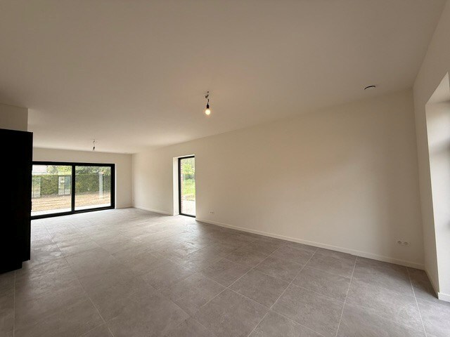 Halfopen nieuwbouwwoning met 4 slaapkamers gelegen te Opitter. 