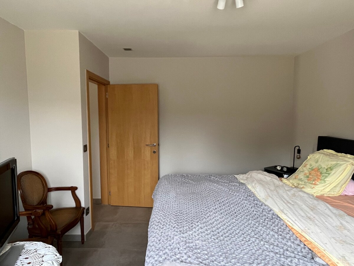 Luxueus én ruim gelijkvloers appartement in rustige omgeving. 