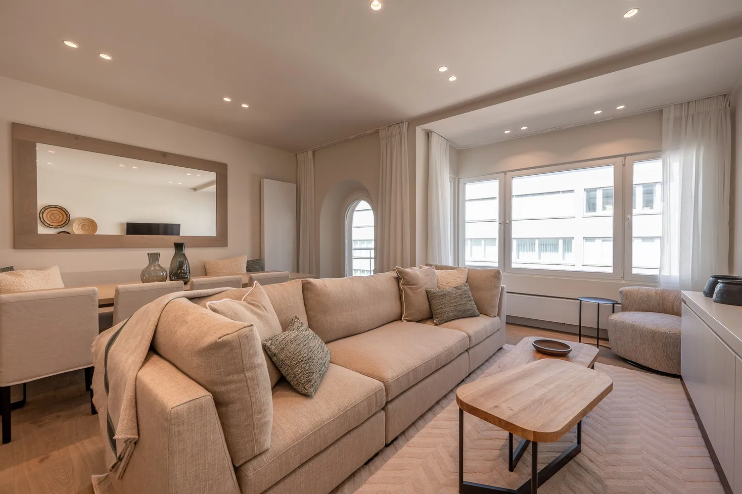 Uitzonderlijk, gerenoveerd appartement met zijdelings zeezicht en 4 slaapkamers, vlakbij de Kustlaan en het Van Bunnenplein te Knokke. 