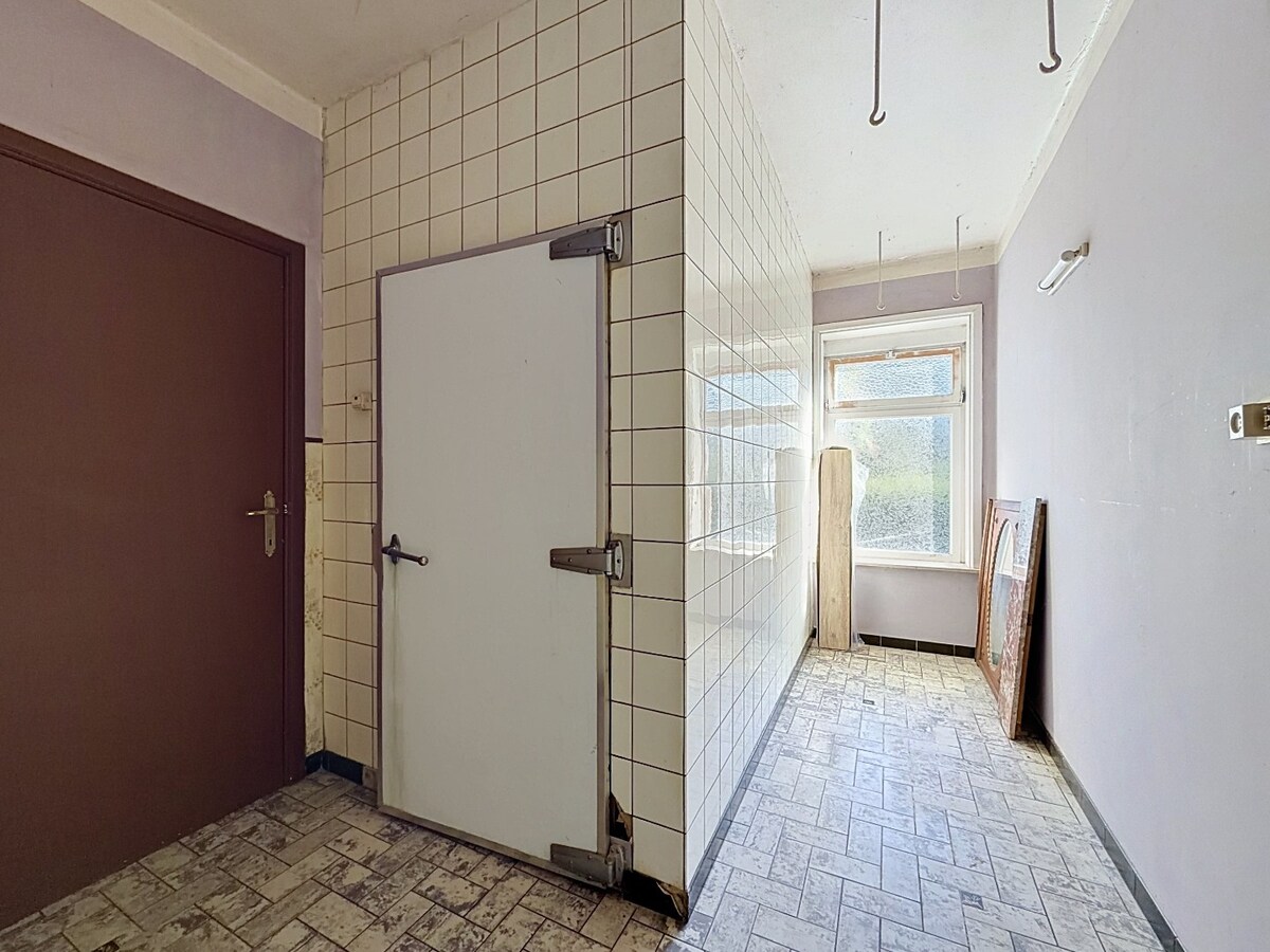 Ruime sixties villa op 3.630m² nabij dorpskern Steenhuize 