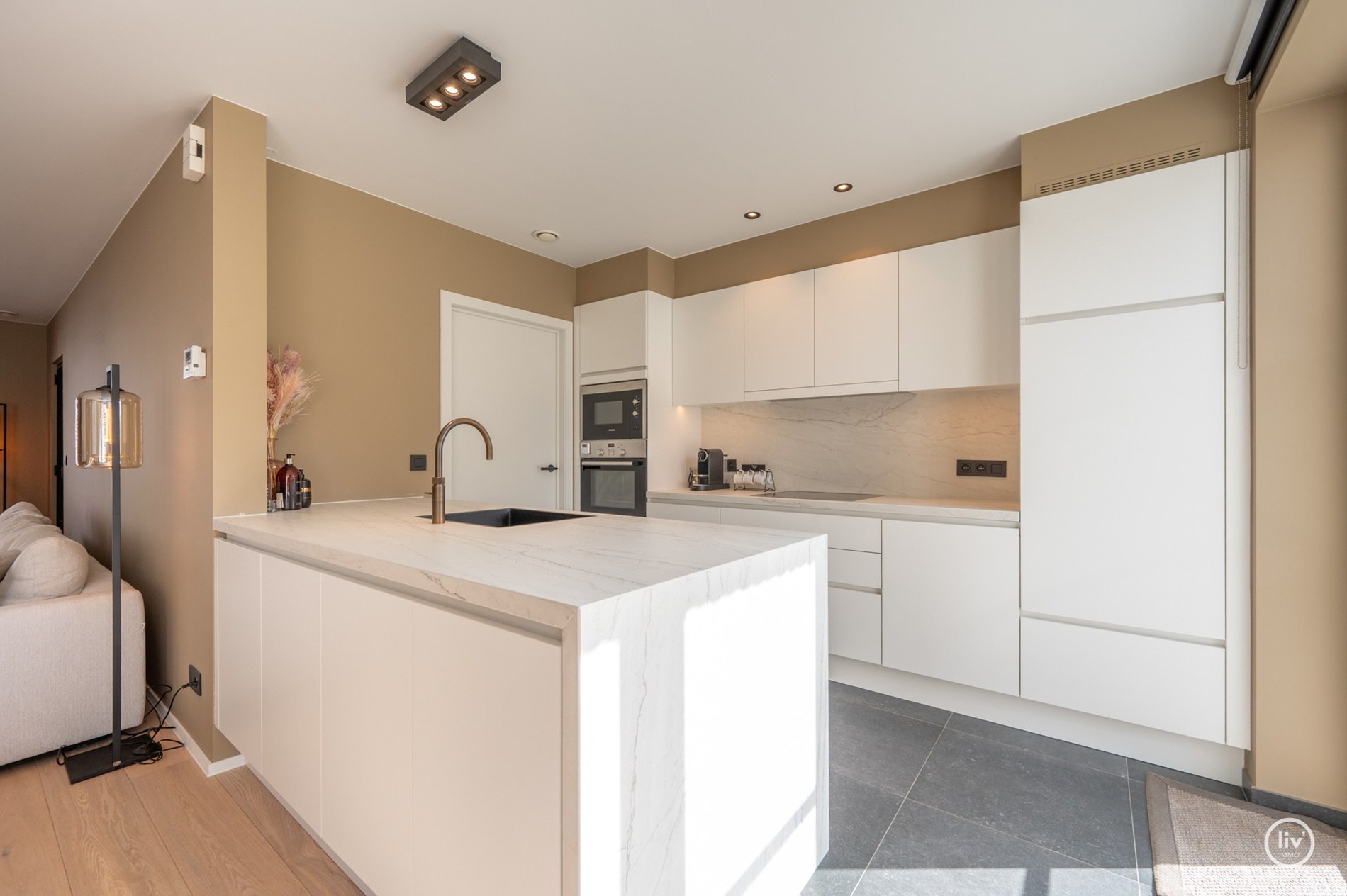 Prachtige halfopen woning met 5 slaapkamers en mooie tuin gelegen in Knokke. 